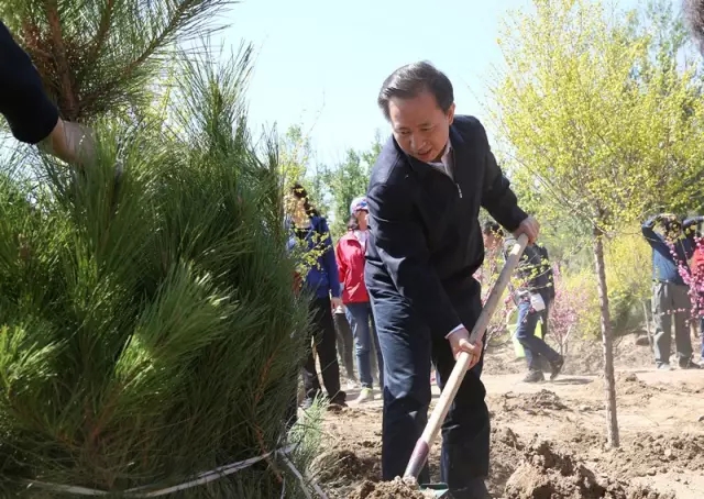 我省教育系統舉行“我為增綠減霾植棵樹”義務植樹活動