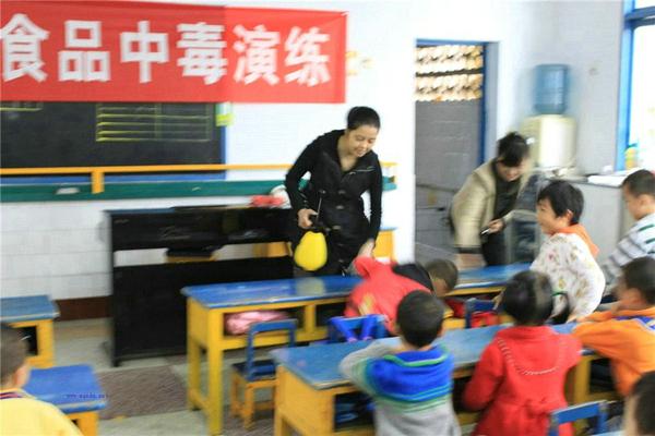 迎安鎮(zhèn)中心幼兒園開展“食物中毒”應急演練活動